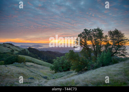 Lever du Soleil vue depuis le Mont Tamalpais avec Mt. Diablo sur l'horizon à gauche et l'horizon de la ville de San Francisco dans le centre. Banque D'Images