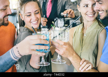 Deux jeunes amoureux couple toasting cocktails dans un bar - Happy friends dating qui cheers avec goût des boissons - les gens, l'amitié concept Banque D'Images