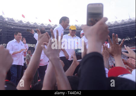 Le candidat titulaire indonésien Joko Widodo vu pendant le rallye au stade principal de Jakarta. Les élections générales de l'Indonésie qui oppose le président sortant, Joko Widodo Prabowo contre qui il défait à la dernière élection. Banque D'Images