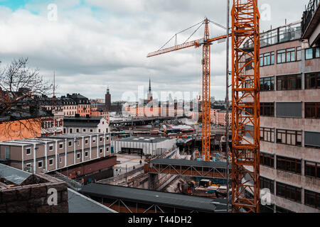 Vue depuis Slussen et le grand travail et la construction des ponts pour favoriser et Riddarholmen la vieille ville de Stockholm Suède Banque D'Images
