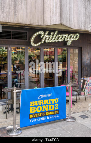 Une publicité pour les obligations à l'extérieur un burrito Chilango Chilango restaurant mexicain à Holborn, Londres. Banque D'Images