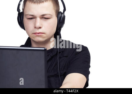 L'homme avec le stress et la frustration causée par un ordinateur Banque D'Images