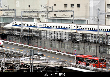 Train Shinkansen quittant la gare de Kyoto Japon Banque D'Images