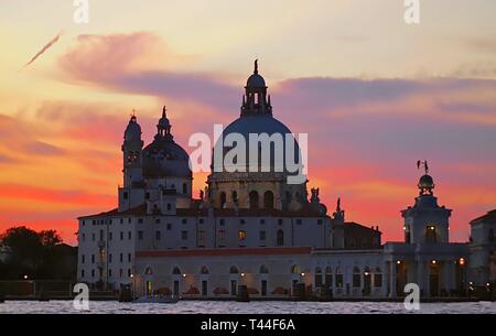 Cathédrale Santa Maria della Salute à Venise au coucher du soleil Banque D'Images