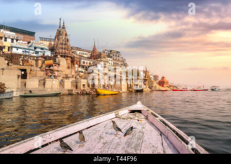 Varanasi Inde ancienne ville architecture vue depuis un bateau sur le Gange avec vue d'oiseaux migrateurs avec moody sunset sky Banque D'Images