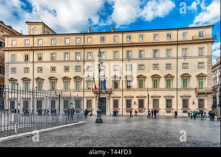 ROME - Le 18 novembre : Façade de Palais Chigi, bâtiment emblématique dans le centre de Rome, Italie, le 18 novembre 2018. C'est la résidence officielle du premier Mini Banque D'Images