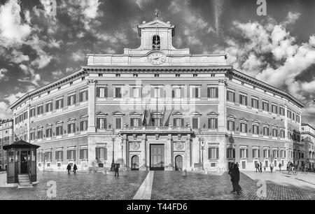 ROME - Le 18 novembre : façade du Palazzo Montecitorio, bâtiment emblématique dans le centre de Rome, Italie, le 18 novembre 2018. C'est le siège de la Chambre italienne o Banque D'Images
