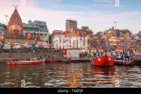 Varanasi ville avec l'architecture historique des bâtiments et des temples le long de la rivière Gange, vue de l'un bateau. Banque D'Images