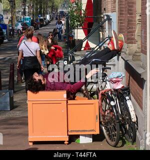 Amsterdam, Pays-Bas - Avril 2019 : dans la rue. Banque D'Images