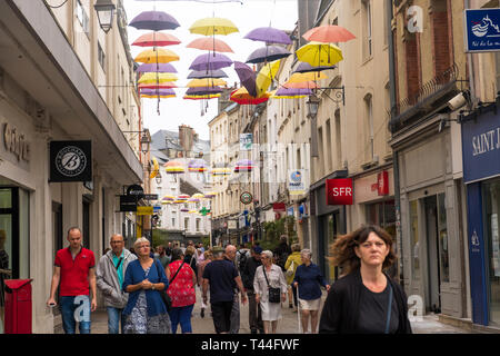 Cherbourg-Octeville, France - 16 août 2018 : les gens marchent le long de la rue commerçante piétonnière sous les Parapluies de Cherbourg. Normandie France Banque D'Images