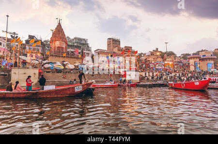 Varanasi ville avec l'architecture ancienne des bâtiments et des temples le long de la rivière Gange, vue de l'un bateau. Banque D'Images