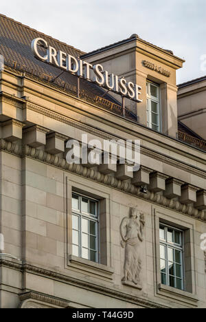 Façade et logo d'un immeuble de la Credit Suisse Bank à Lucerne, Suisse Banque D'Images