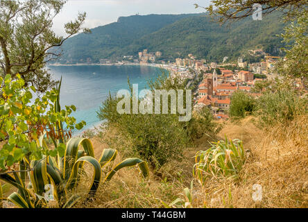 Vue sur Noli sur la côte ligure, nord-ouest de l'Italie Banque D'Images