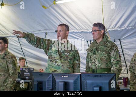 Le colonel Curtis Taylor, 1re Division d'infanterie, chef d'état-major, le général James Swift mémoires, 3e (Royaume-Uni), général commandant la division sur le fonctionnement interne de la Big Red One's Centre d'opérations conjoint le 28 février 2019, à Fort Riley, Kansas. Les dirigeants de la deux divisions s'est réuni au cours du 1er Inf. La récente division de l'exercice de poste de commandement, alors qu'ils se préparent à Warfighter 19-04. Warfighter est le point culminant de la division d'exercice qui valide la formation de son personnel, en veillant à ce qu'il est préparé et prêt à répondre à n'importe quelle mission à travers le monde. Les États-Unis et le Royaume-Uni pour l'équipe de l'administration centrale cette iteratio Banque D'Images