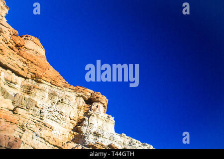 Plus de couleurs vives dans la paroi rocheuse de la falaise dans le désert Mojave. Banque D'Images