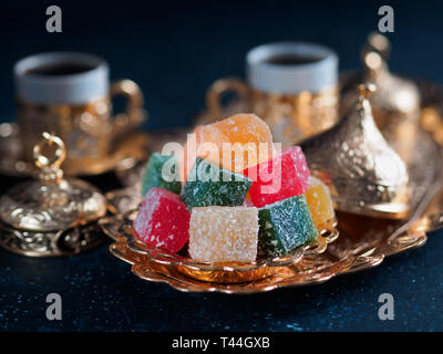 Le café turc avec délice et cuivre traditionnel dessert sur fond sombre. Assortiment de dilight traditionnel turc lokum ou et de café turc traditionnel en métal tasses.Copy space.Selective focus Banque D'Images