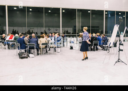 La Russie, Moscou ville - le 18 décembre 2017 : un groupe de personnes dans la salle. La formation en entreprise. Réunion d'entraînement de l'équipe concept. Formateur d'entreprise. Dans l'auditoire Banque D'Images