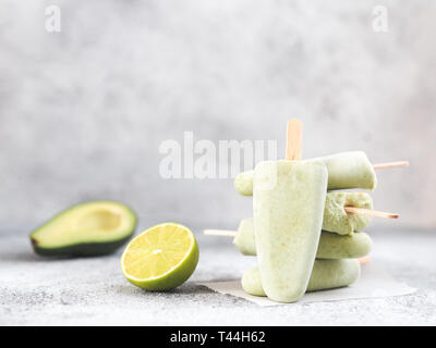 Végétalien premières maison lime avocat ma glace. Sans sucre, sans produits laitiers, crème glace verte sur fond texturé de ciment gris. Copier l'espace. Des idées et des recettes pour une collation, dessert ou boisson fouettée Banque D'Images