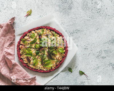 Pâte à pizza avec des betteraves blettes ou feuilles de betterave mangold.Des idées et des recettes pour une collation vegan.sans oeufs croûte à pizza avec semences chia et farine de riz brun à grains entiers.Copy space.vue d'en haut Banque D'Images