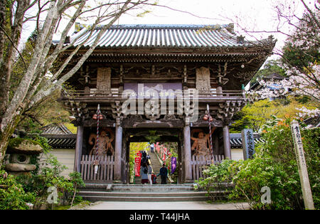 MIYAJIMA, JAPON - 01 avril 2019 : l'entrée principale Niomon dans Daisho-in Temple, Temple Shingon dans l'île de Miyajima, Japon Banque D'Images