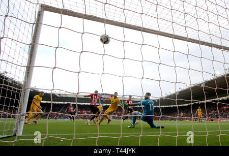 Southampton Nathan Redmond marque son premier but de côtés du jeu pendant le premier match de championnat à St Mary's Stadium, Southampton. Banque D'Images