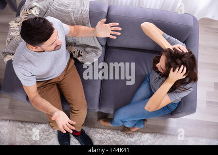 Portrait de femme énergique combat avec son mari à la maison Banque D'Images