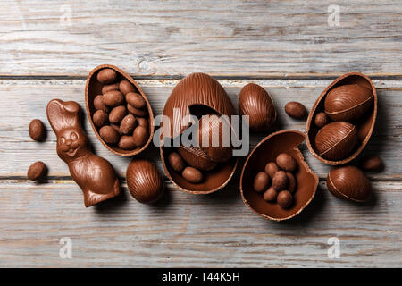 Lapin de Pâques en chocolat les lapins et les œufs sur un fond de bois rustique Banque D'Images