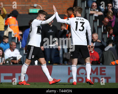 Fulham's Tom Cairney (à gauche) célèbre marquant son but premier du côté du jeu avec son coéquipier Tim Ream au cours de la Premier League match à Craven Cottage, à Londres. Banque D'Images