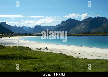 Ramberg plage et montagne paysage sur l'île de Flakstadøya dans l'archipel des Lofoten en Norvège Nordland Banque D'Images