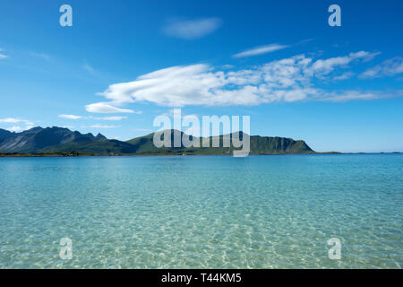 Ramberg plage et montagne littoral sur l'île de Flakstadøya dans l'archipel des Lofoten en Norvège Nordland Banque D'Images