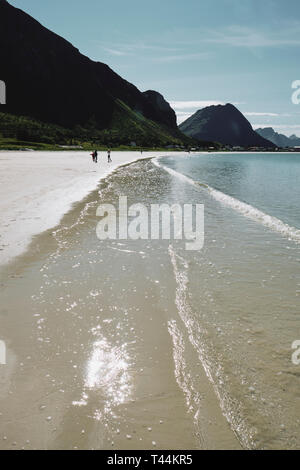 Ramberg plage et montagne littoral sur l'île de Flakstadøya dans l'archipel des Lofoten en Norvège Nordland Banque D'Images