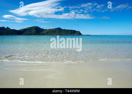 Ramberg plage et montagne littoral sur l'île de Flakstadøya dans l'archipel des Lofoten en Norvège Nordland Banque D'Images