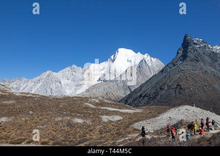 DAOCHENG, Sichuan, Chine - 23 octobre 2018 : des photos de touristes non identifiés dans le passage libre à la réserve nationale, Daocheng Yading county, Sichuan pro Banque D'Images