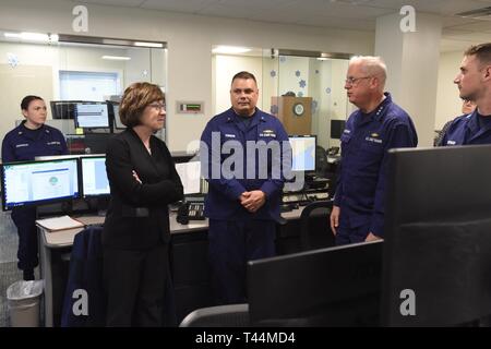 La sénatrice Susan Collins du Maine rejoint Vice Adm. Scott Buschman et arrière Adm. Andrew Tiongson sur une visite du nouveau centre de commande de 2,3 millions de dollars au secteur de la Garde côtière des États-Unis Le nord de la Nouvelle-Angleterre, situé à Portland, Maine. Banque D'Images