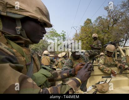 Des soldats nigériens de charger leurs armes avec des munitions à blanc avant d'attaquer un ennemi, nœud de commandement et de contrôle au cours de l'entraînement au Camp Po, le Burkina Faso, le 20 février, 2019, au cours de 19 à silex. Flintlock est un état annuel des opérations spéciales et l'exercice du ministère impliquant plus de 2 000 soldats, aviateurs, naval et les forces de police de plus de 30 nations. Les enseignements tirés à l'échelle mondiale à silex renforcer les institutions de sécurité, promouvoir le partage d'informations, de multinationales et de développer l'interopérabilité des pays partenaires de l'ouest et en Amérique du Nord et en Afrique de l'Ouest. (L'Armée Banque D'Images