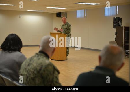 Grands Lacs, mauvais (20 février 2019) Centre d'appui à la formation de Grands Lacs Commandant Le capitaine David Dwyer prend la parole à l'événement du mois de l'histoire des Noirs le 20 février. Le thème de cette année 'Black Migration' insiste sur la circulation des personnes d'ascendance africaine à de nouvelles destinations et de nouvelles réalités sociales qui sont devenus des icônes du tissu américain. Banque D'Images