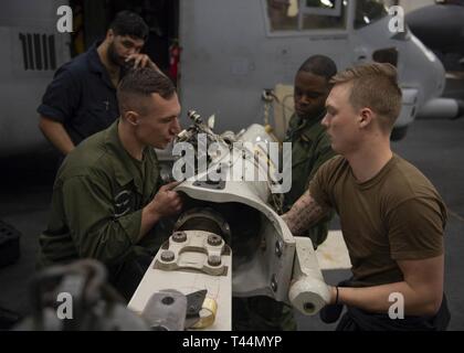 OCEAN (fév. 20, 2019) Les Marines américains et les marins déposer un V-22 grip à partir d'un moyeu de rotor prop pour une MV-22B Osprey attaché à rotors basculants moyen Maritime Squadron (VMM) 163 au cours de l'entretien dans la zone d'assaut amphibie USS Boxer (DG 4). Boxer est en cours la réalisation des opérations de routine dans le cadre d'un groupe amphibie USS Boxer (ARG) dans l'océan Pacifique. Banque D'Images