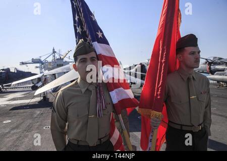 Golfe Arabique (fév. 19, 2019) Les Marines américains avec la 22e Marine Expeditionary Unit poster les couleurs lors de l'obtention du diplôme Cours caporaux dans le poste de pilotage de la classe Wasp-navire d'assaut amphibie USS Kearsarge (LHD-3). Bien sûr les caporaux est une classe de leadership conçu pour enseigner les fondamentaux de Marines est un noncomissioned direction et les préparer à prendre plus de responsabilités au sein de leur unité. Marines et de marins avec la 22e MEU et groupe amphibie Kearsarge sont déployés à la 5e flotte zone d'opérations à l'appui des opérations navales pour assurer la stabilité et la sécurité maritime je Banque D'Images
