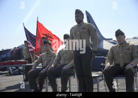 Golfe Arabique (fév. 19, 2019) Le sergent du Corps des Marines des États-Unis. Felix Castillo, l'infanterie de marine avec 22e Marine Expeditionary Unit, est reconnu pour son rôle en tant qu'instructeur au cours d'une cérémonie de fin de cours Les caporaux dans le poste de pilotage de la classe Wasp-navire d'assaut amphibie USS Kearsarge (LHD-3). Bien sûr les caporaux est une classe de leadership conçu pour enseigner les fondamentaux de Marines est un noncomissioned direction et les préparer à prendre plus de responsabilités au sein de leur unité. Marines et de marins avec la 22e MEU et groupe amphibie Kearsarge sont déployés dans le domaine de la 5e flotte oper Banque D'Images