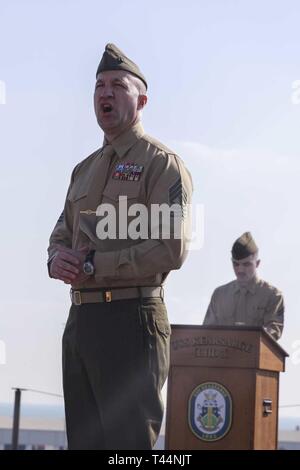 Golfe Arabique (fév. 19, 2019) Le sergent d'artillerie principale. Dallas Miller, chef des opérations d'infanterie avec la 22e Marine Expeditionary Unit, prononce un discours lors de l'obtention du diplôme Cours caporaux dans le poste de pilotage de la classe Wasp-navire d'assaut amphibie USS Kearsarge (LHD-3). Bien sûr les caporaux est une classe de leadership conçu pour enseigner les fondamentaux de Marines est un noncomissioned direction et les préparer à prendre plus de responsabilités au sein de leur unité. Marines et de marins avec la 22e MEU et groupe amphibie Kearsarge sont déployés à la 5e flotte zone d'opérations à l'appui de l'ope de la marine Banque D'Images