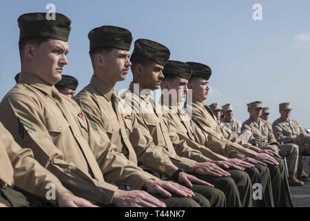 Golfe Arabique (fév. 19, 2019) Les Marines américains avec la 22e Marine Expeditionary Unit écouter un discours lors de l'obtention du diplôme Cours caporaux dans le poste de pilotage de la classe Wasp-navire d'assaut amphibie USS Kearsarge (LHD-3). Bien sûr les caporaux est une classe de leadership conçu pour enseigner les fondamentaux de Marines est un noncomissioned direction et les préparer à prendre plus de responsabilités au sein de leur unité. Marines et de marins avec la 22e MEU et groupe amphibie Kearsarge sont déployés à la 5e flotte zone d'opérations à l'appui des opérations navales pour assurer stabilité et maritime de securit Banque D'Images