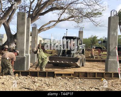 SANTA RITA, Guam (fév. 27, 2019) attribué à Seabees Mobile Naval Construction Battalion (NMCB) 3, Det. Guam-Construction place des formes concrètes pour la construction d'un pavillon en béton à l'appui de la Garde côtière des États-Unis. NMCB-3 est l'avant déployés dans toute la région indo-pacifique et les Etats-Unis prêts à soutenir des opérations de combat majeures, le théâtre de la sécurité, de l'aide humanitaire et des opérations de secours. Fournir des Seabees mécanique générale et le soutien civil à Marine, Marine Corps et l'exploitation conjointe de forces au niveau mondial. Banque D'Images