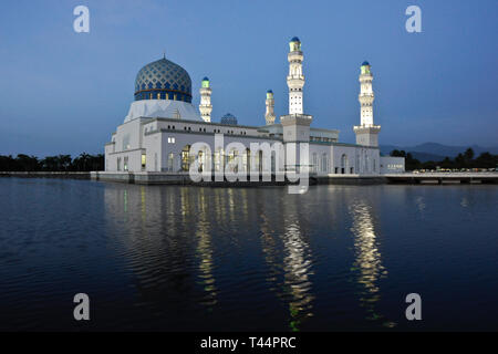 Mosquée Ville sur Likas Bay courts au crépuscule, Kota Kinabalu, Sabah (Bornéo), Malaisie Banque D'Images