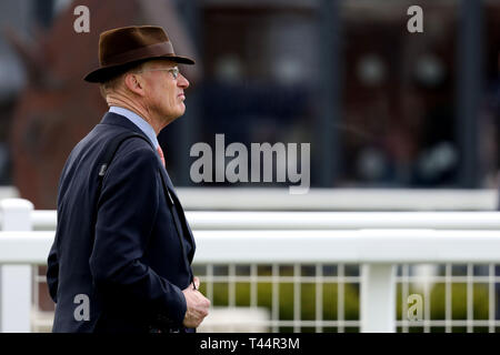 John Gosden formateur dans la parade pendant deux jours de la Dubai Duty Free Printemps Week-end à l'Hippodrome de Newbury. Banque D'Images