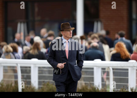 John Gosden formateur dans la parade pendant deux jours de la Dubai Duty Free Printemps Week-end à l'Hippodrome de Newbury. Banque D'Images