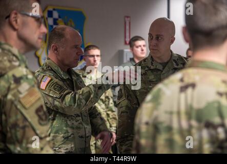 Le général de l'ARMÉE AMÉRICAINE Stephen R. Lyons, U.S. Transportation Command Commander, parle au colonel Josh Olson, commandant de l'Escadre de ravitaillement en vol 22, 21 février 2019, à McConnell Air Force Base, Kan. Lyon tour du KC-46A Pegasus et a entendu un exposé sur les différentes capacités que le nouvel appareil fournit. Banque D'Images