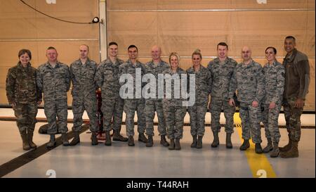 Le général de l'US Air Force Maryanne Miller, gauche, le commandant de l'Air Mobility Command, et de l'Air Mobility Command Master-chef du Commandement de la Sgt. Terrence Greene, droite, posent pour une photo avec des interprètes de renom lors d'une visite à l'Illinois Air National Guard's 182e Airlift Wing, Peoria, Illinois, le 21 février 2019. L'AMC est responsable de diriger les aviateurs de la force totale dans la fourniture de transport aérien dans le monde entier, ravitaillement en vol, de l'air spécial, la mission d'appui à la mobilité et d'évacuation aéromédicale. Banque D'Images