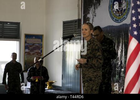 Le colonel du Corps des Marines des États-Unis Maura Hennigan parle aux membres de Royal Thai Les Forces armées et Marines des États-Unis au cours de l'élimination des mines terrestres cérémonie de clôture de l'exercice or Cobra 19 février 21, 2019 dans le royaume de Thaïlande. Les Marines américains ont aidé l'Armée royale thaïlandaise avec succès dans l'élimination de plus de 5 000 mines terrestres sur deux semaines. Hennigan, commandant du Régiment de logistique de combat 3, 3e Groupe logistique maritime, est un natif de Long Island, New York. Banque D'Images