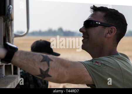 Le sergent du Corps des Marines des États-Unis. Gerard Murphy attend d'être remis une mine antichar à stade il pour élimination le 21 février 2018 au cours de l'or 19 Cobra en Thaïlande. Les Marines américains ont aidé l'Armée royale thaïlandaise dans l'enseignement des cours de neutralisation des explosifs et de l'élimination des mines terrestres. Murphy, un technicien des explosifs et munitions avec 3e Compagnie de NEM, 9e Bataillon de soutien du génie, est un natif de Mineral Wells, Texas. Banque D'Images