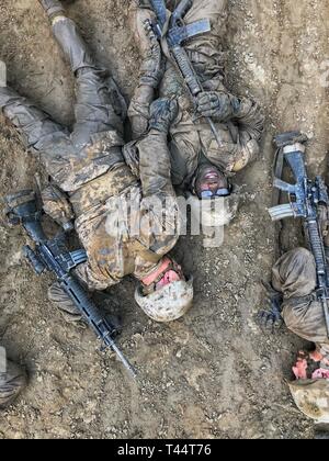 Michael Campofiori Echo, compagnie, 2e Bataillon d'instruction des recrues fait glisser un simulées pendant "The Crucible" au Marine Corps Recruter Depot Parris Island, Caroline du Sud, le 21 février 2019. "The Crucible" est un événement culminant de 54 heures qui nécessite des recrues pour travailler en équipe et relever des défis afin de gagner le titre United States Marine. Campofiori, brique de Township, New Jersey, a reçu un diagnostic de leucémie à l'âge de 11 ans et est passé par la chimiothérapie pendant ses cinq ans contre le cancer. Alors que son cancer est en rémission à l'âge de 16 ans, il a décidé de poursuivre une carrière dans la Marine Co Banque D'Images